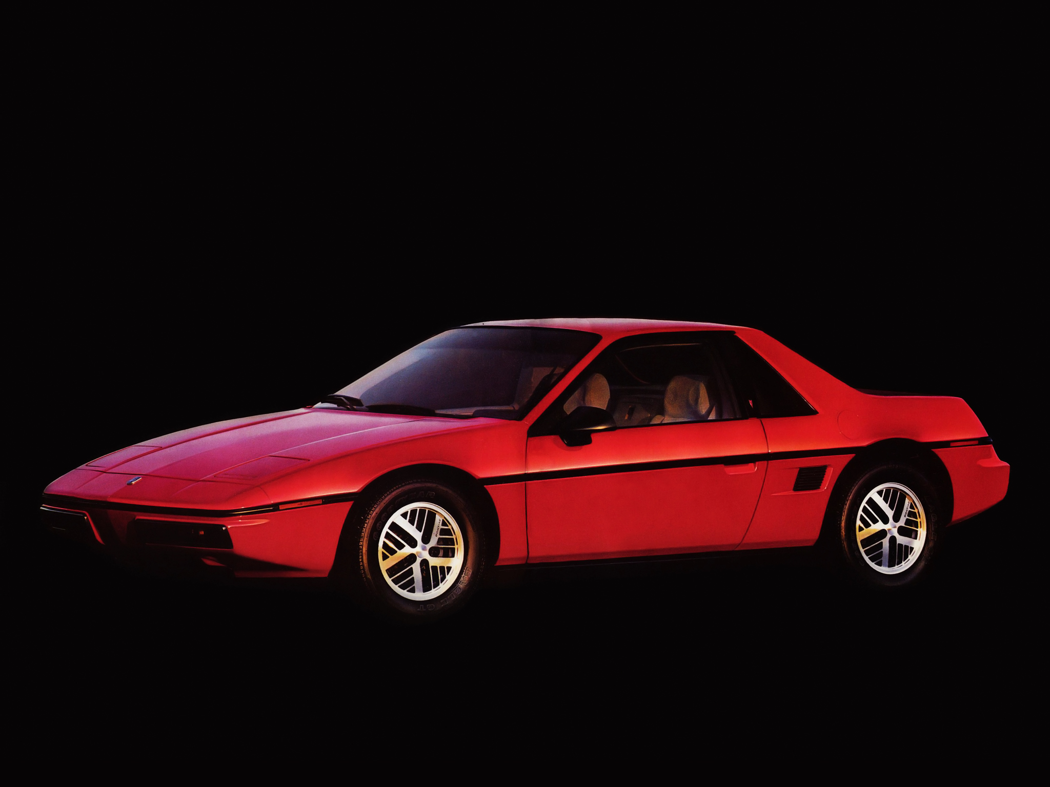 Pontiac Fiero: 8 фото