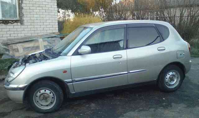 Daihatsu Storia: 12 фото