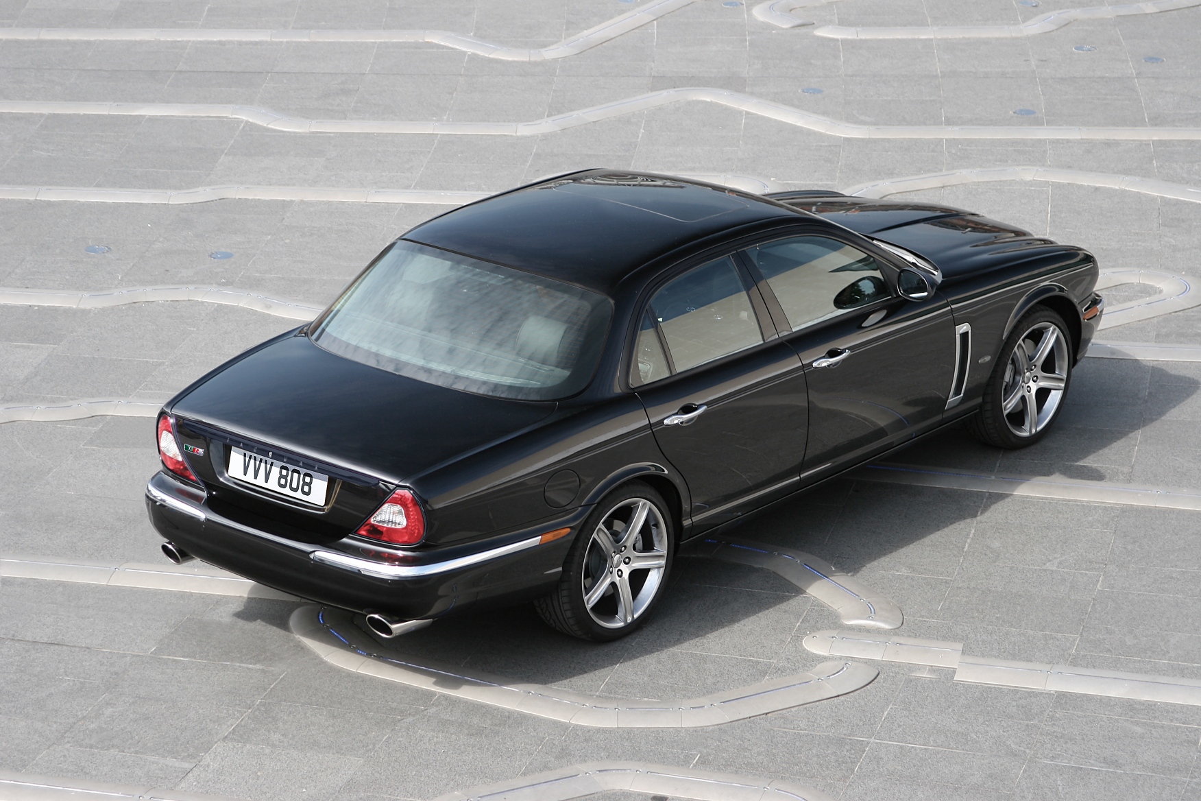 Jaguar XJR: 3 фото